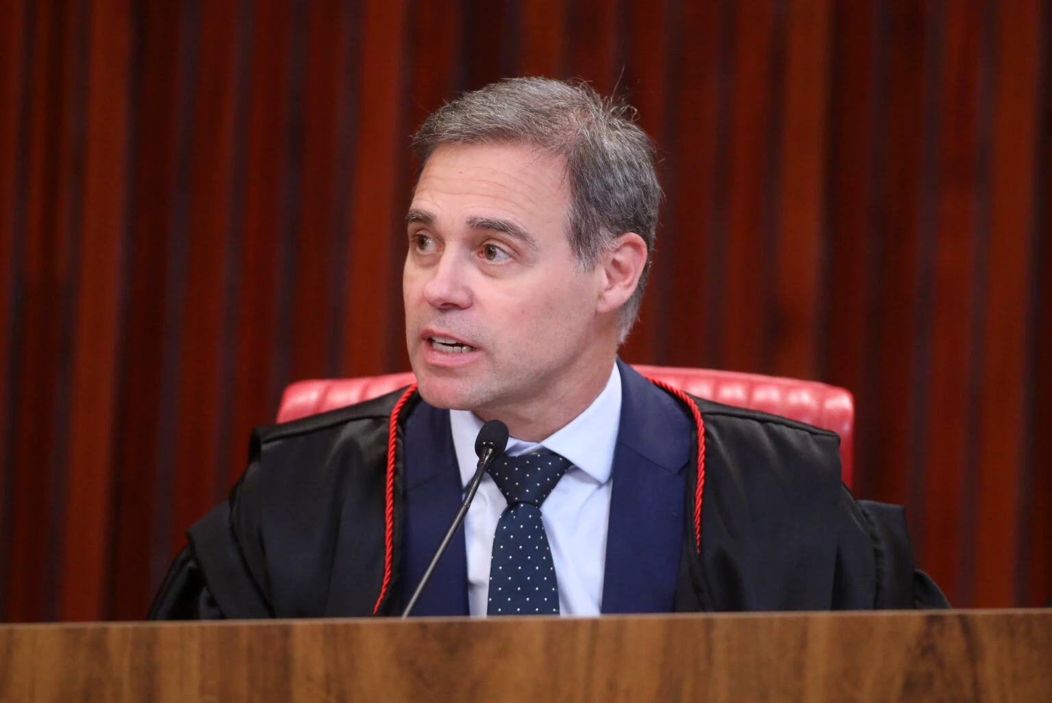 Mendonça libera acesso a processo que envolve mensagens entre Alexandre de Moraes e dono do Banco Master