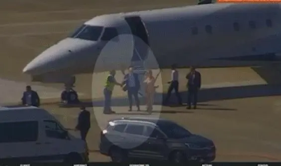 Vídeo registra Moraes e esposa desembarcando de jato ligado a banqueiro