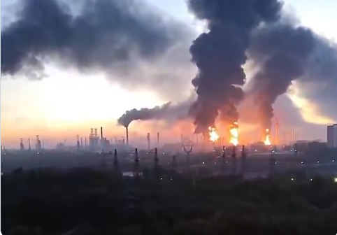 Ataque massivo de drones ucranianos atinge refinaria em Moscou e provoca caos aéreo na Rússia