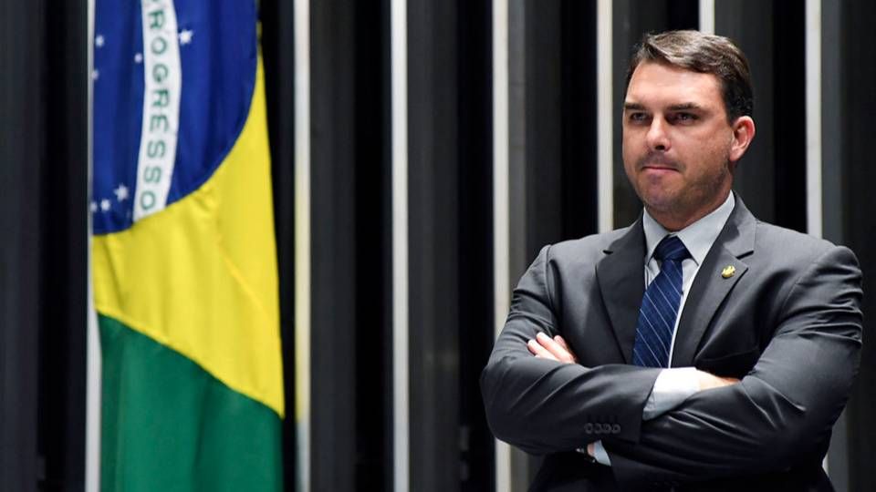 Flávio Bolsonaro denuncia ofensiva de fake news orquestrada por aliados de Lula