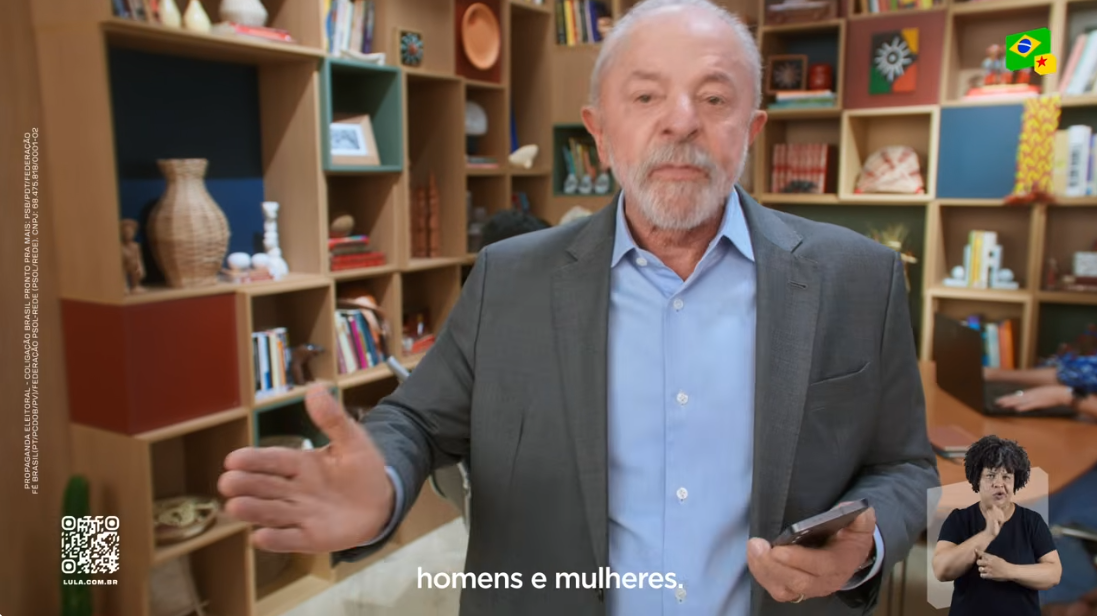 Na TV, Lula tenta esconder símbolos do PT para atrair eleitores indecisos e jovens