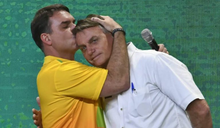 Flávio Bolsonaro confirma encontro com o pai após Moraes autorizar retomada de contato