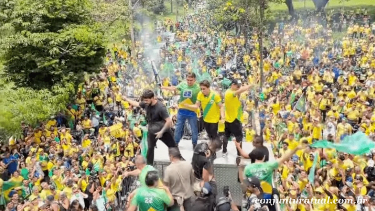 Flávio Bolsonaro arrasta multidão em motocarreata em Belo Horizonte antes da votação
